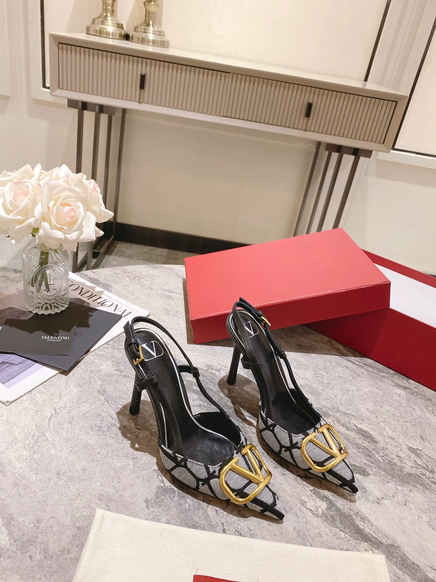 👟👟Ex-factory price 440👟👟 Genuine leather sole +40 Top version 𝑉𝐴𝐿𝐸𝑁𝑇𝐼𝑁𝑂 Valentino 2023 spring and summer new women's 5⃣️color empty back sandals The unique [V logo fabric printing pattern] brings out a full sense of high-end, and the new season will live up to expectations! Worth buying★Absolutely high-grade❥Original method, Absolutely sensual❥Elegant style, creating a different feeling, simple and elegant style!  Code number: 35-41 (34-42 customized) Fabric: Fabric printed cloth Lining: Sheepskin lining Heel height: 3 options 5cm-8cm-10cm Leather outsole Rubber outsole